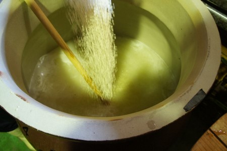一次仕込み<br />
米麹と水と酵母を入れて6日間一次発酵します<br />
出来上がったものを酒母（しゅぼ）といいます